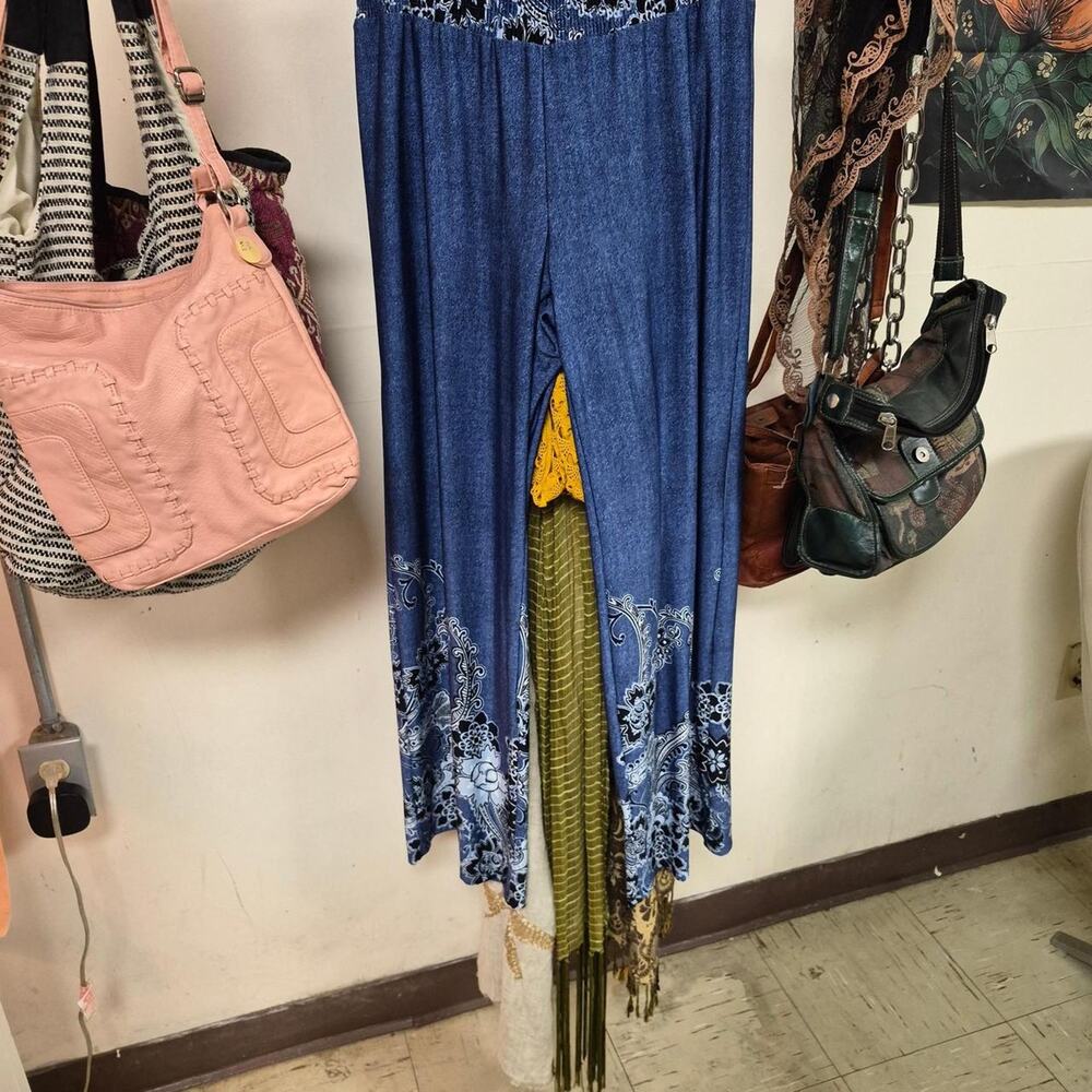 Blue denim pants with white